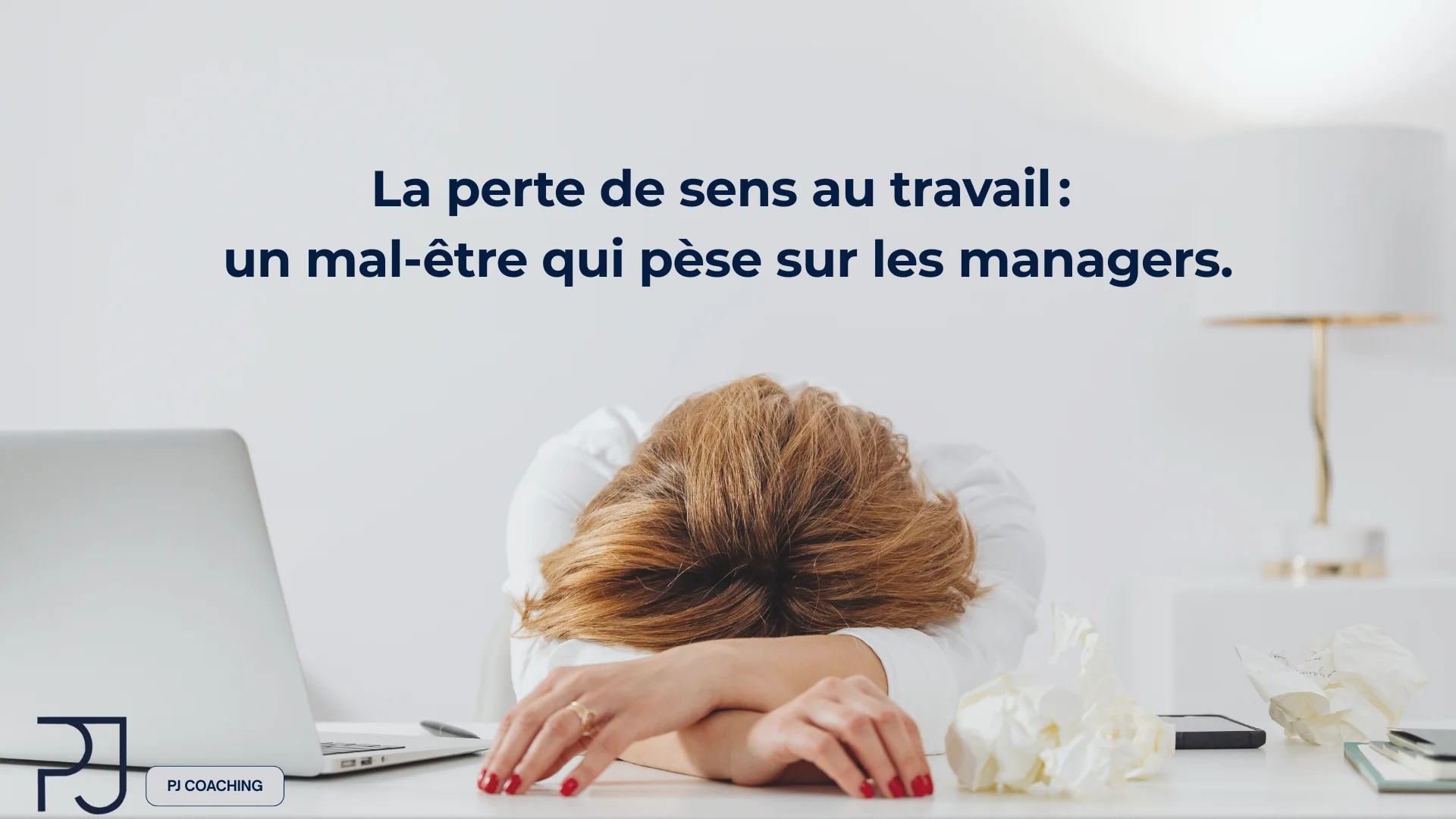 La perte de sens au travail : un manager épuisé sur son bureau